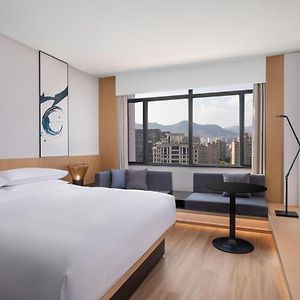 Superior King Room City View